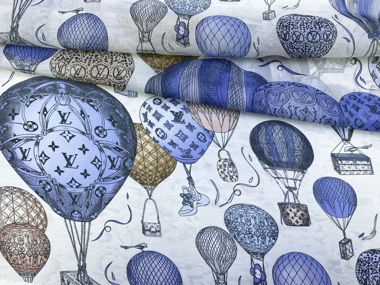 Ткань Шифон  светло-серого цвета с принтом  голубые воздушные  шары24035 1