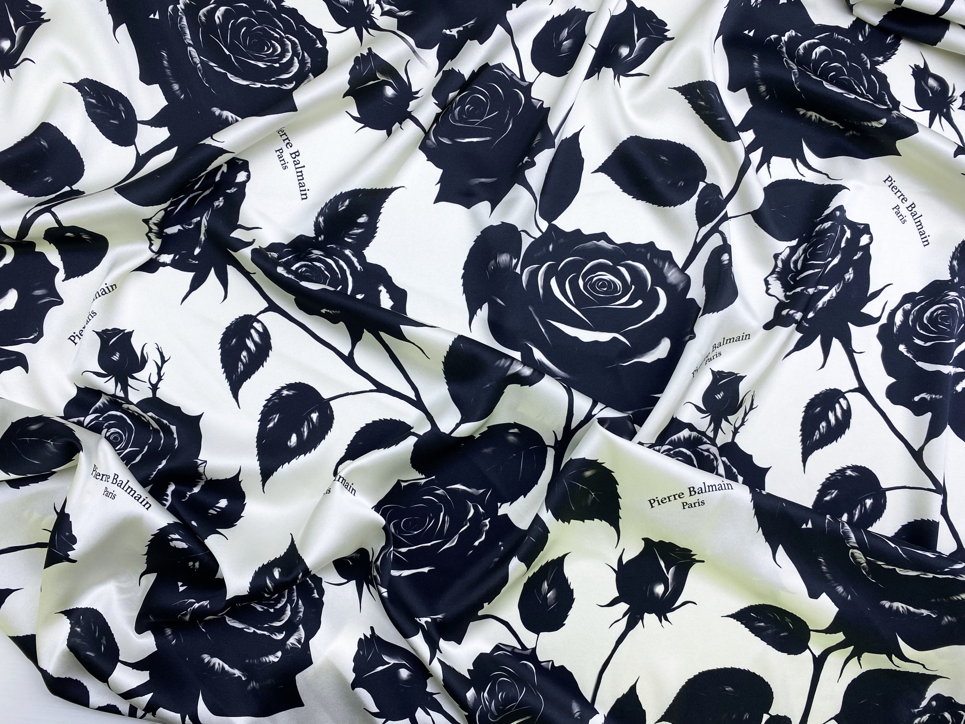 Ткань Атласный Шёлк белого цвета с принтом  чёрные розы 46434 2