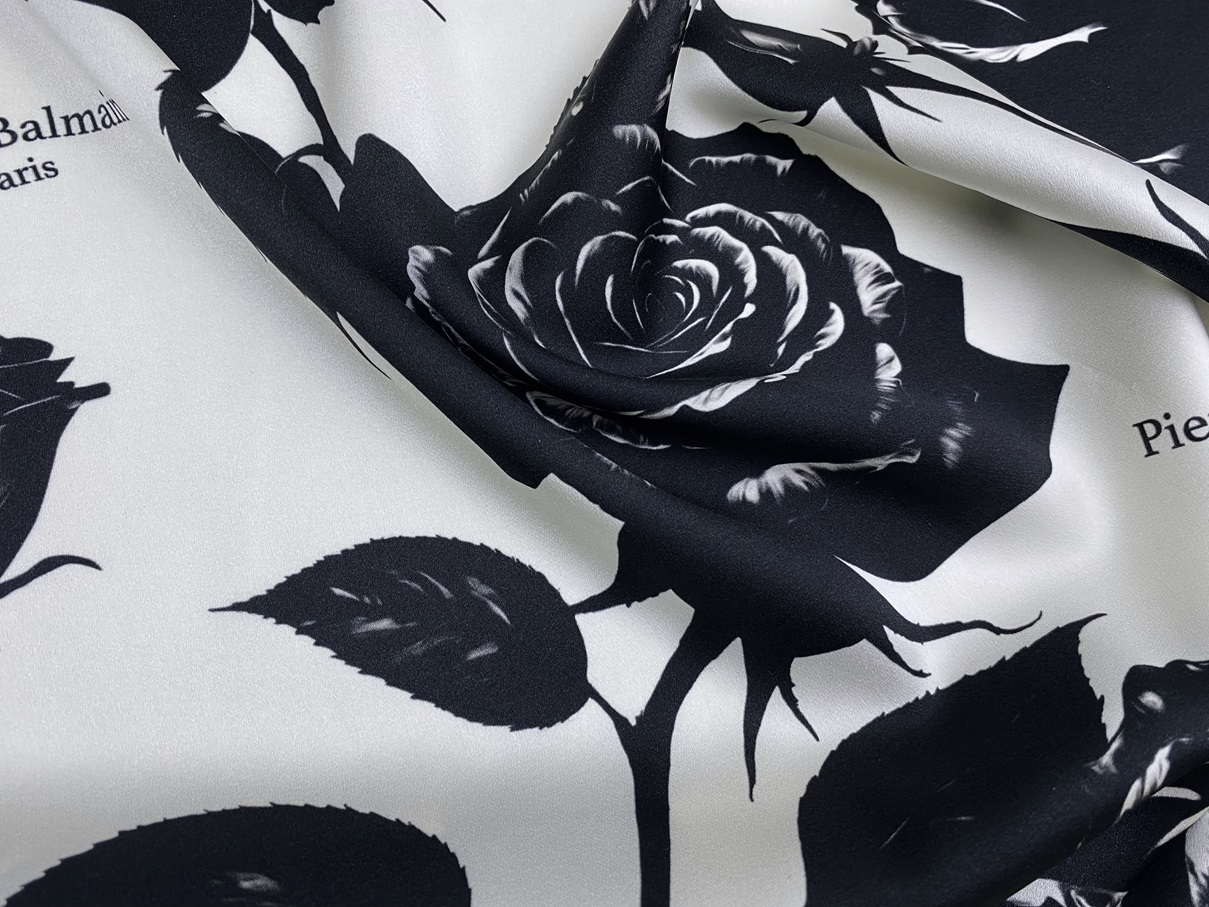 Ткань Атласный Шёлк белого цвета с принтом  чёрные розы 46434 3