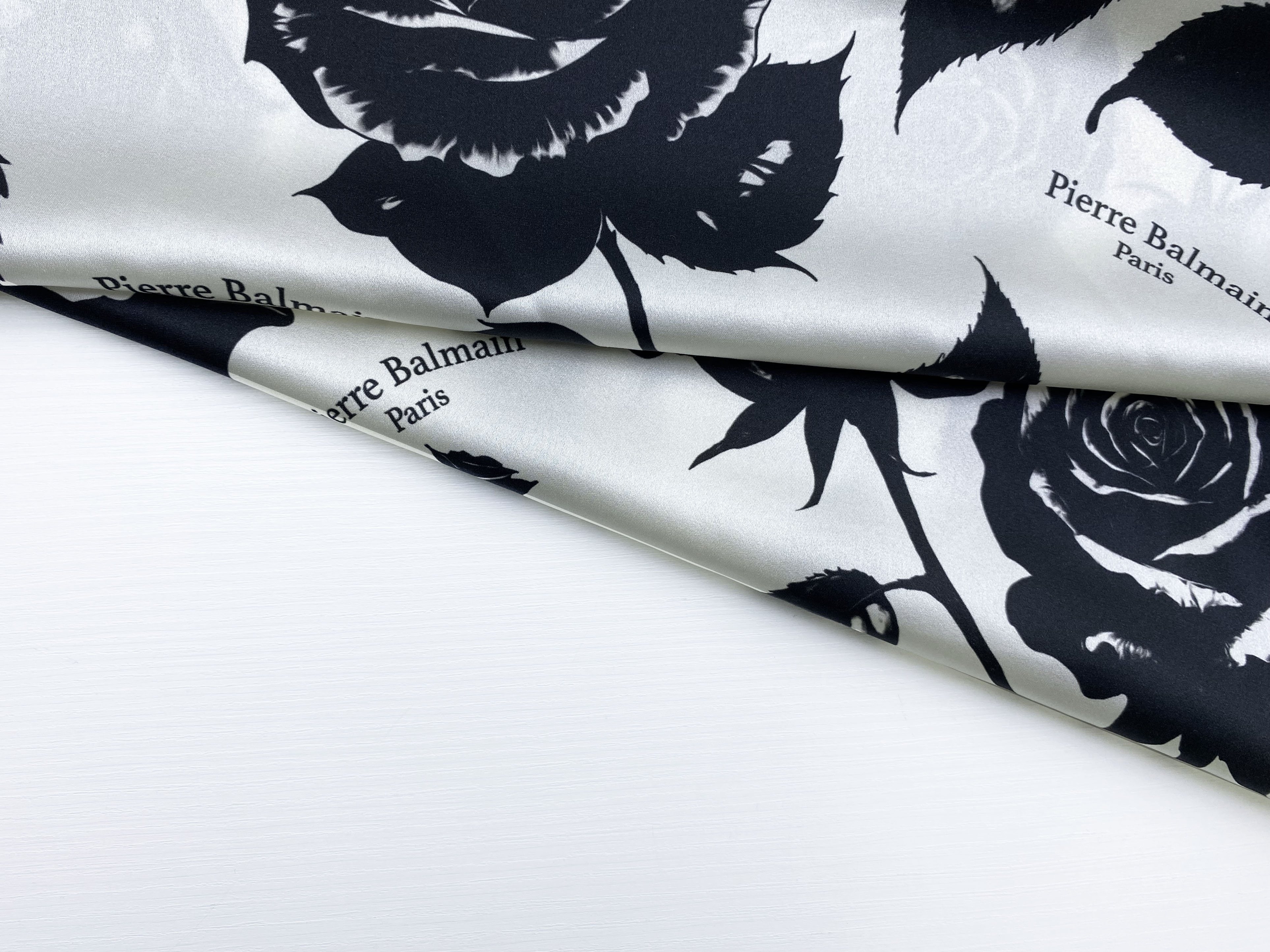 Ткань Атласный Шёлк белого цвета с принтом  чёрные розы 46434 4