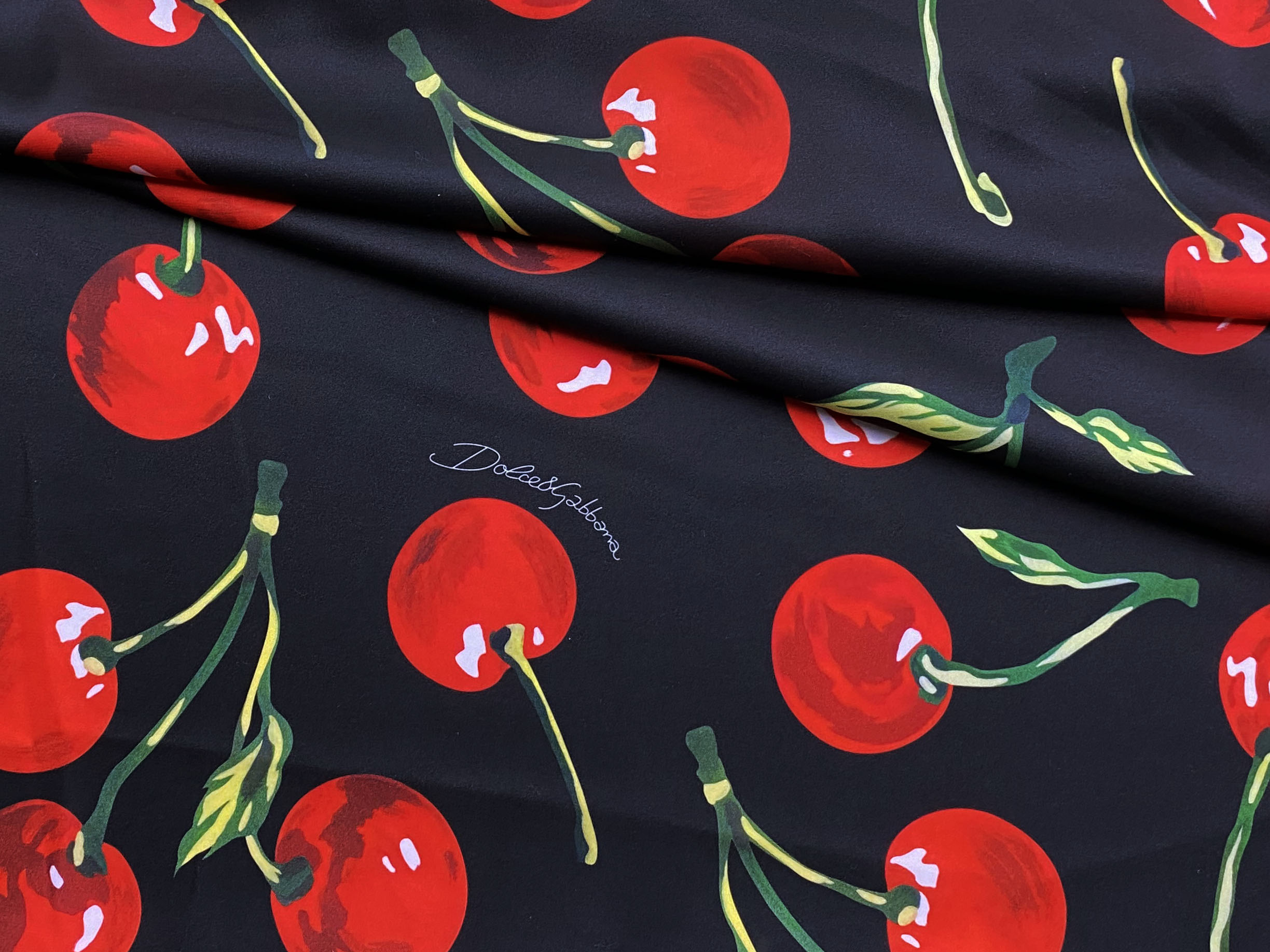 Ткань Шёлк Армани чёрного цвета с принтом  вишни  46446 1