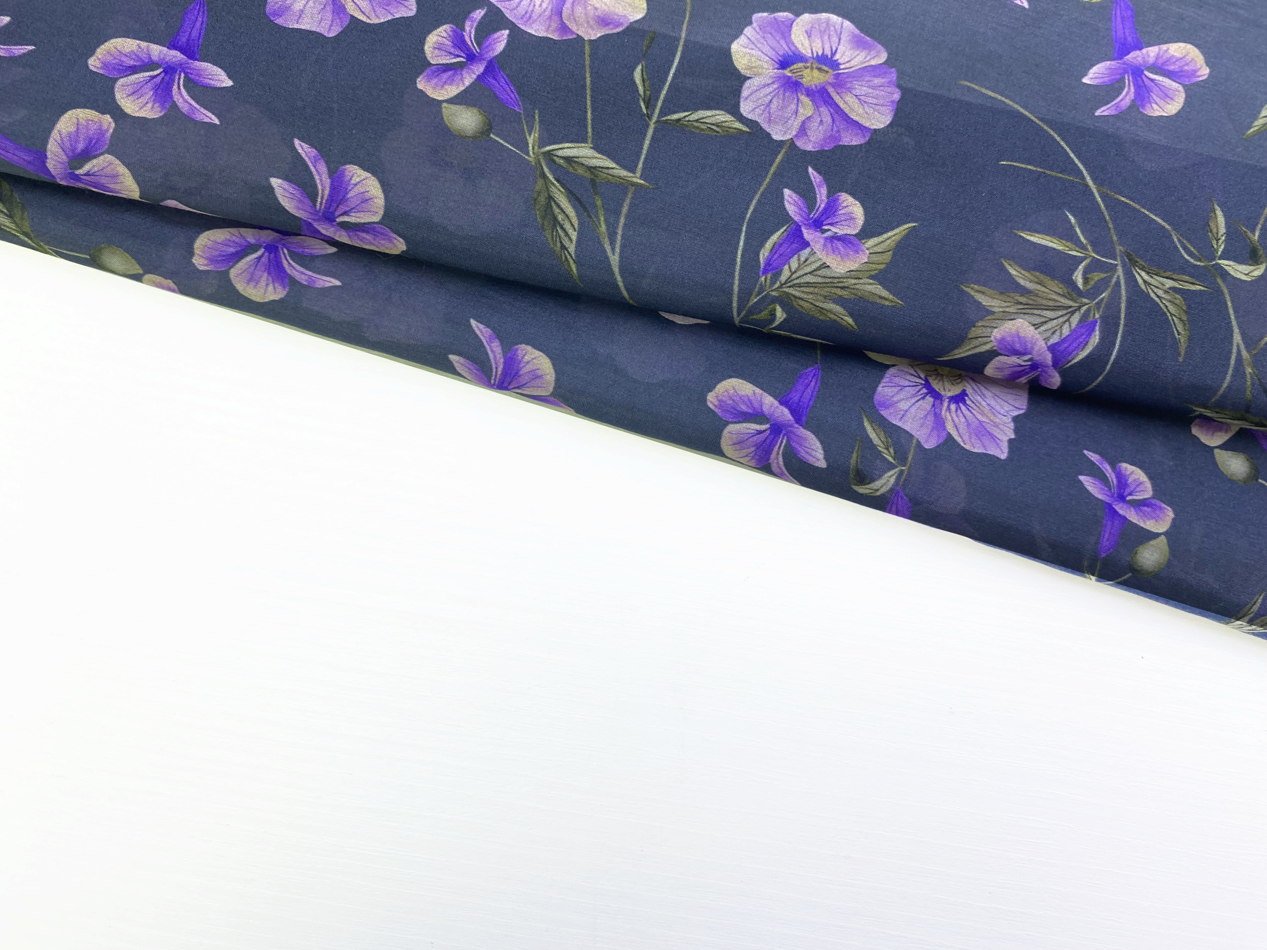 Ткань Муслин  серого цвета с принтом  фиолетовые цветы  16742 4