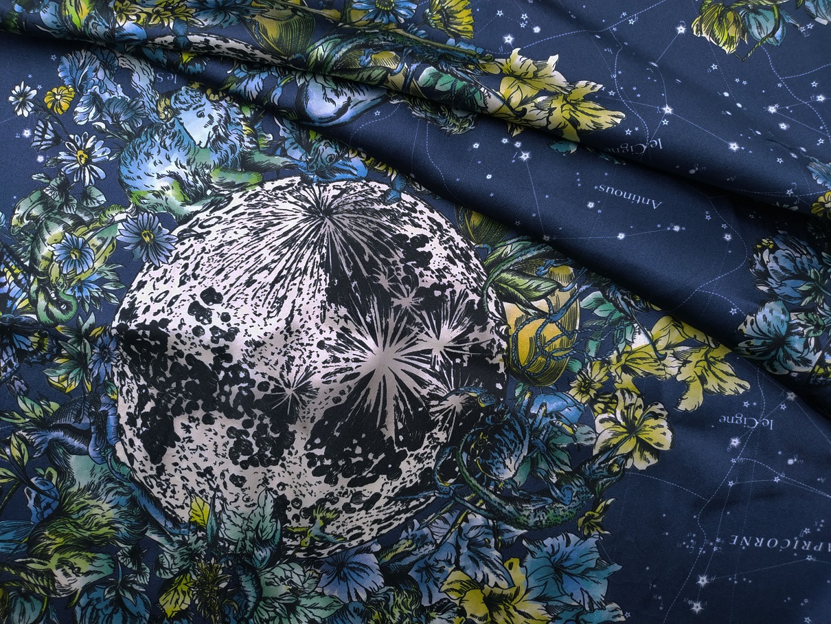 Ткань Синий шелк с изображением планет в цветах 1