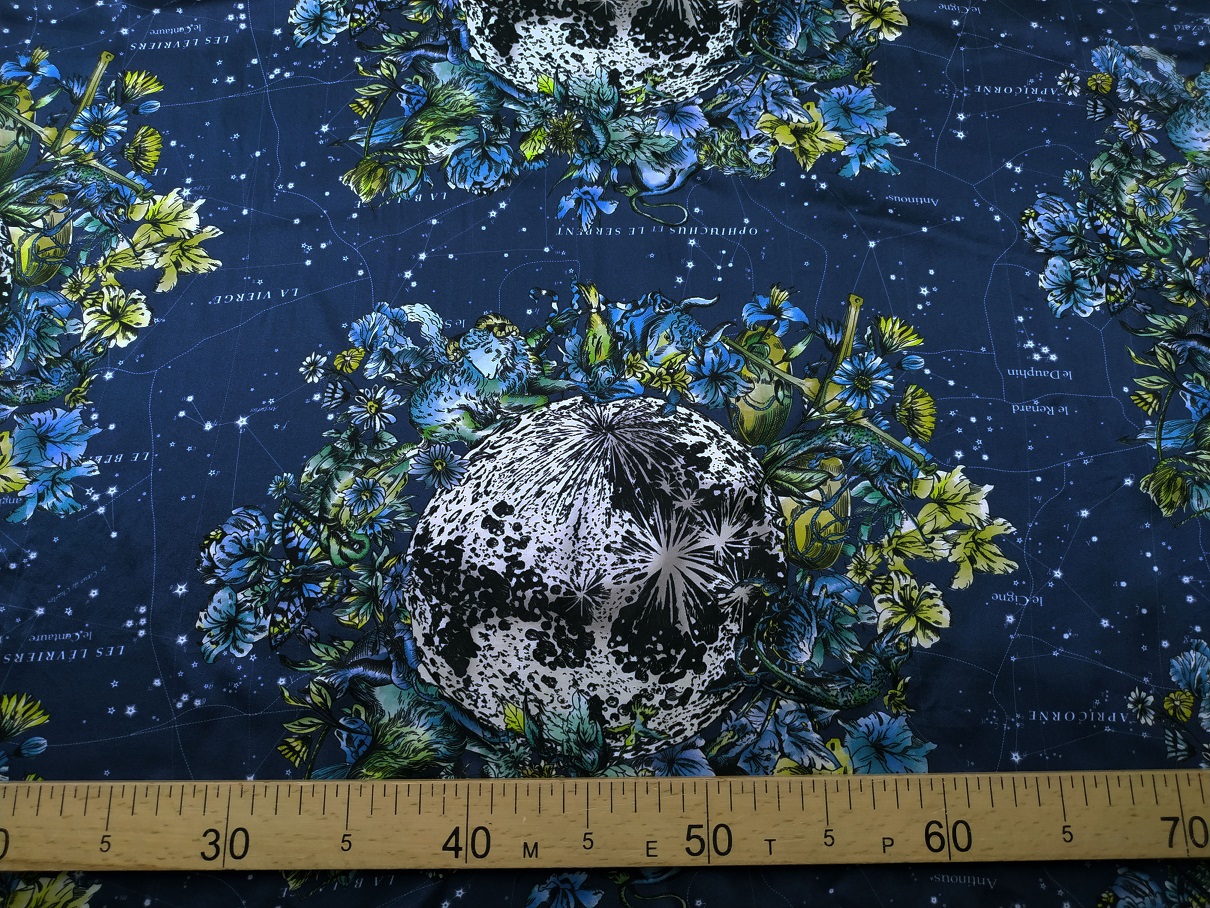 Ткань Синий шелк с изображением планет в цветах 4