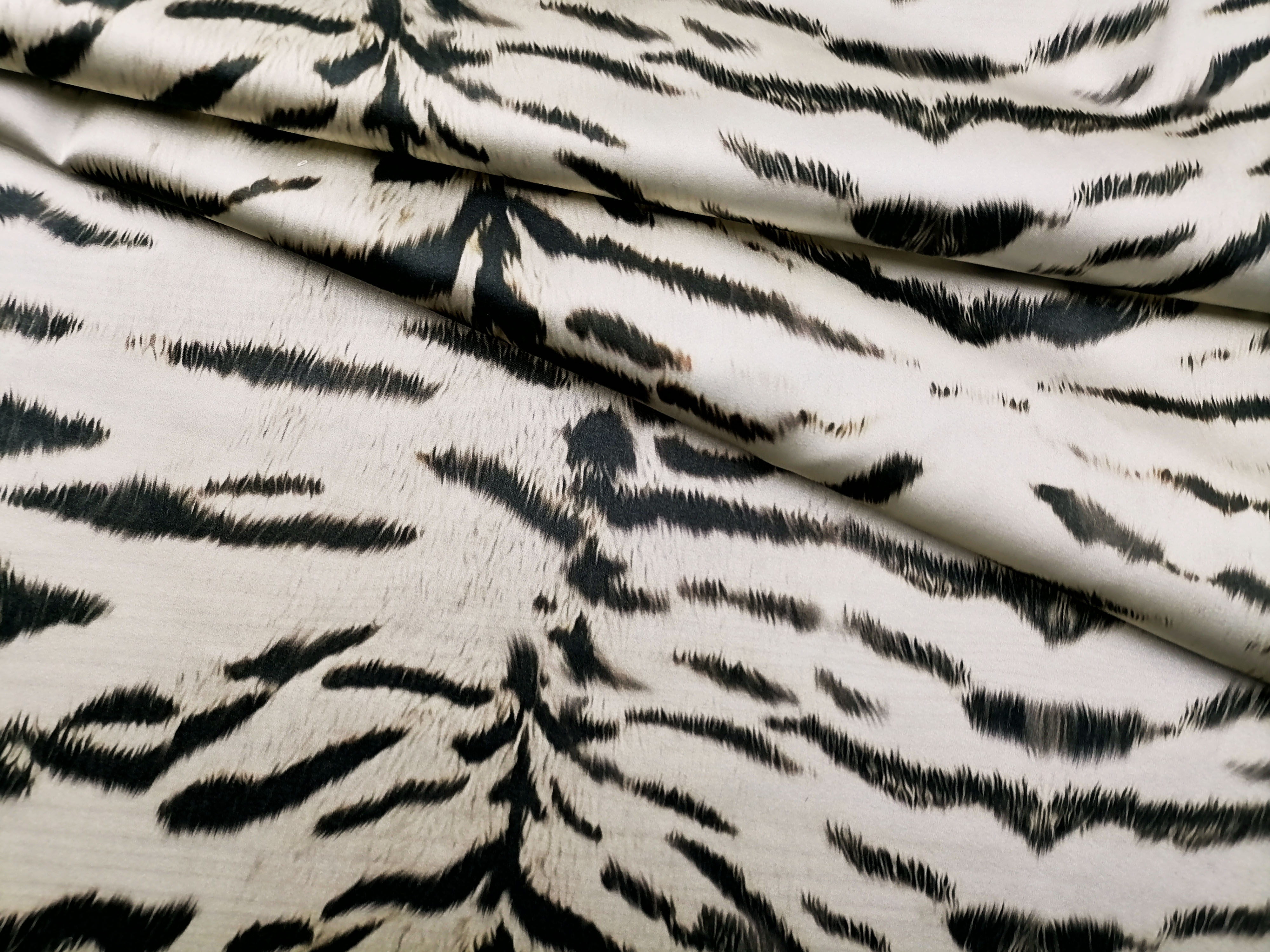 Ткань шелк светло-бежевый с принтом тигр 1