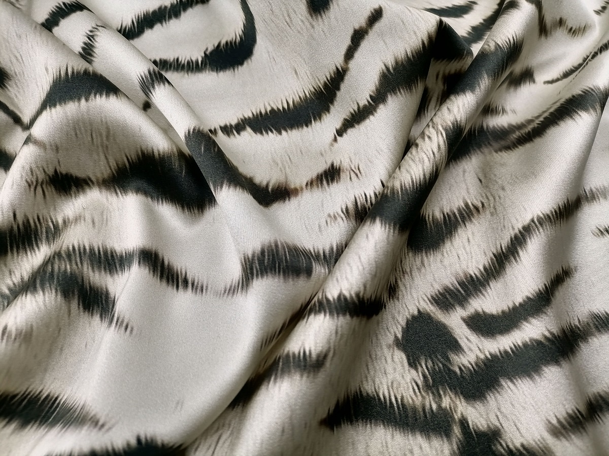 Ткань шелк светло-бежевый с принтом тигр 2