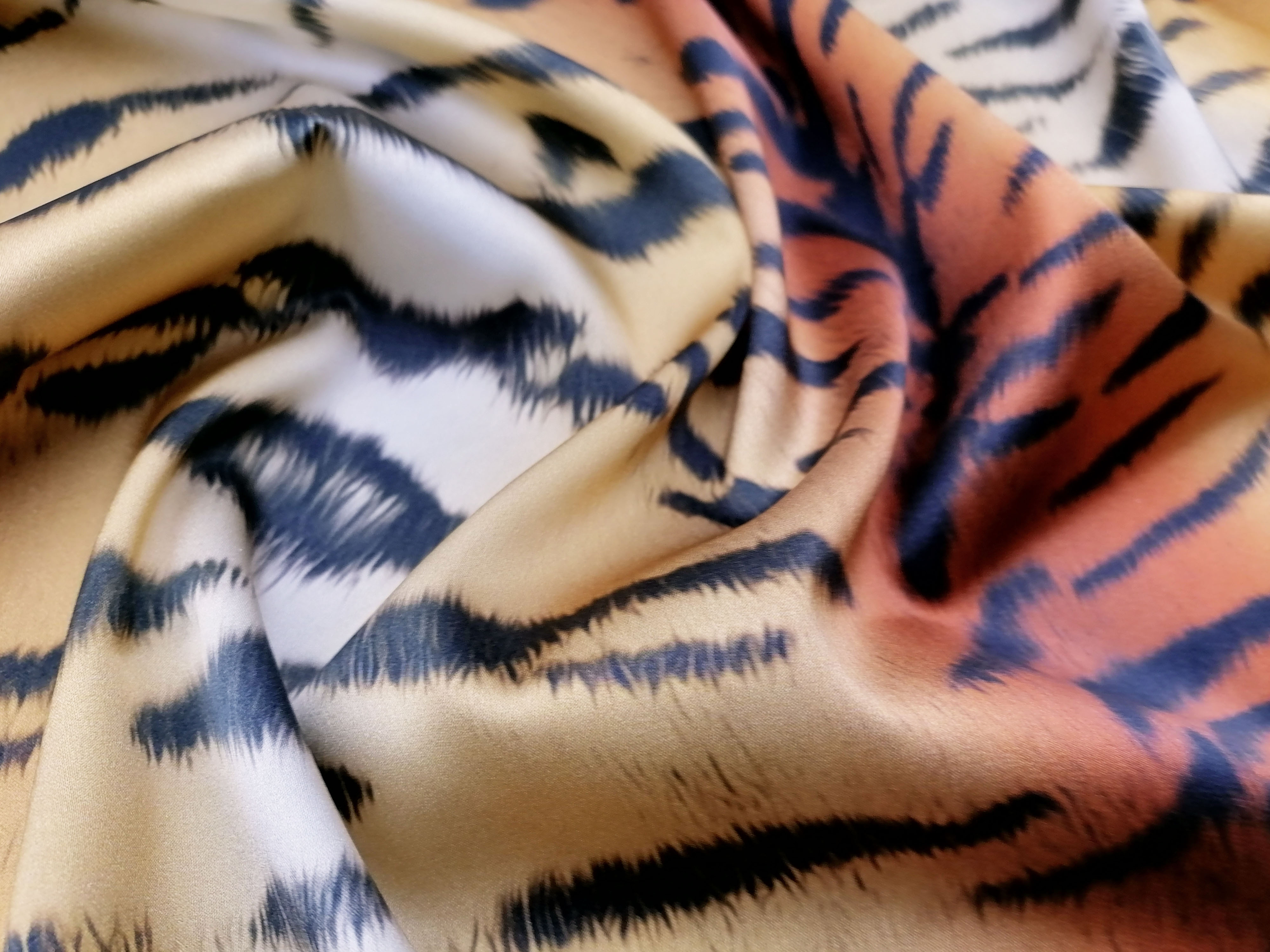 Ткань Атласный шелк с тигриным принтом  2