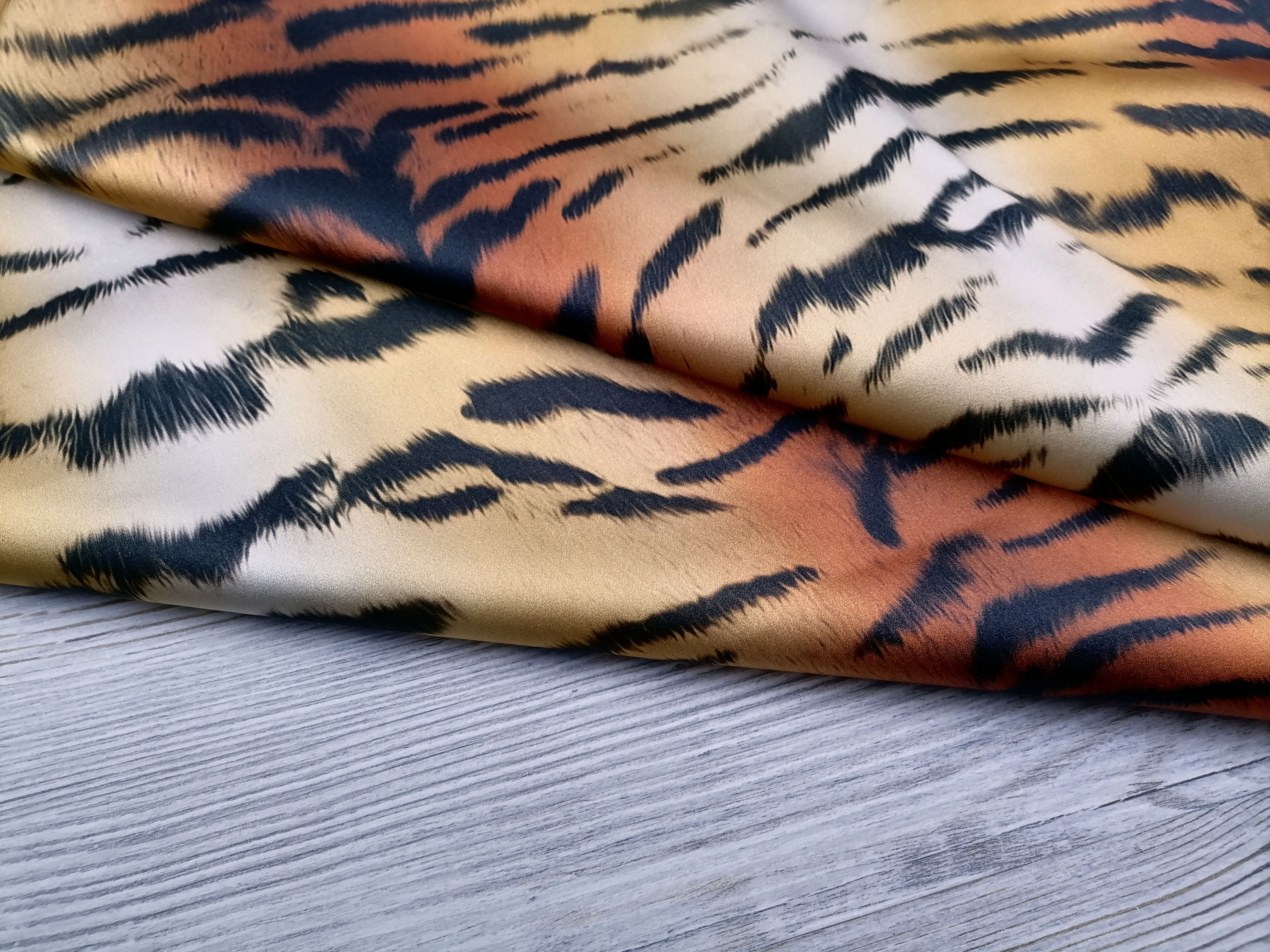 Ткань Атласный шелк с тигриным принтом  4