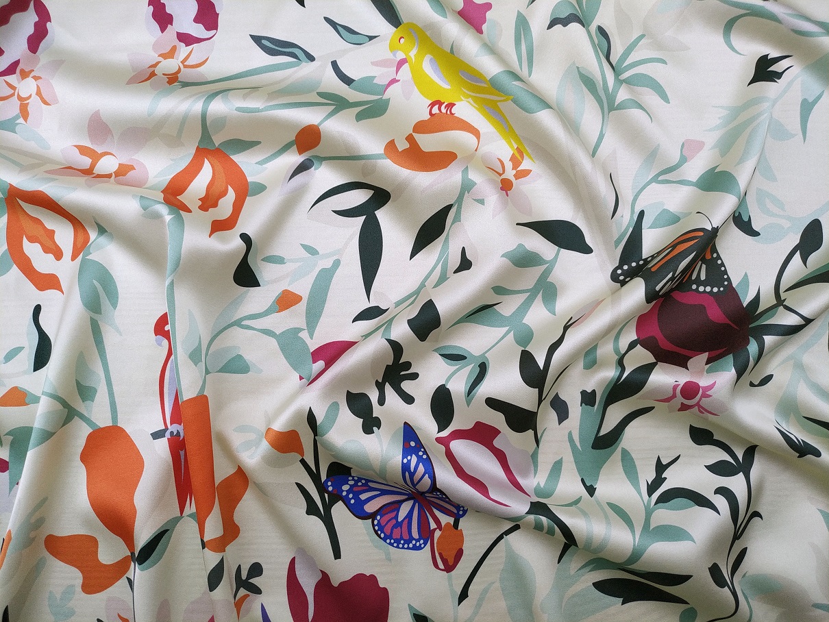 Ткань Шёлк экрю с принтом попугаи листья бабочки в стиле Valentino 2