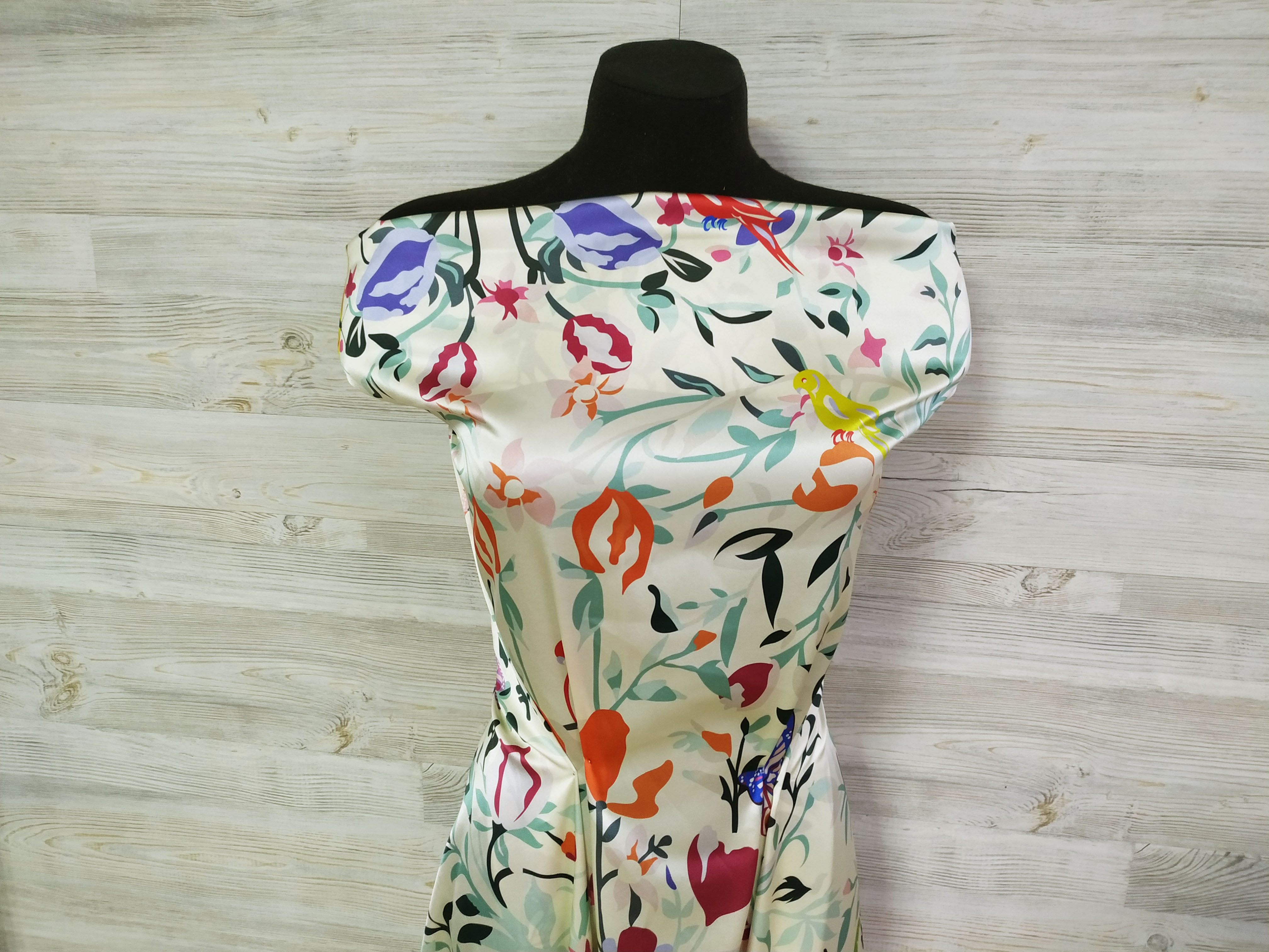 Ткань Шёлк экрю с принтом попугаи листья бабочки в стиле Valentino 5