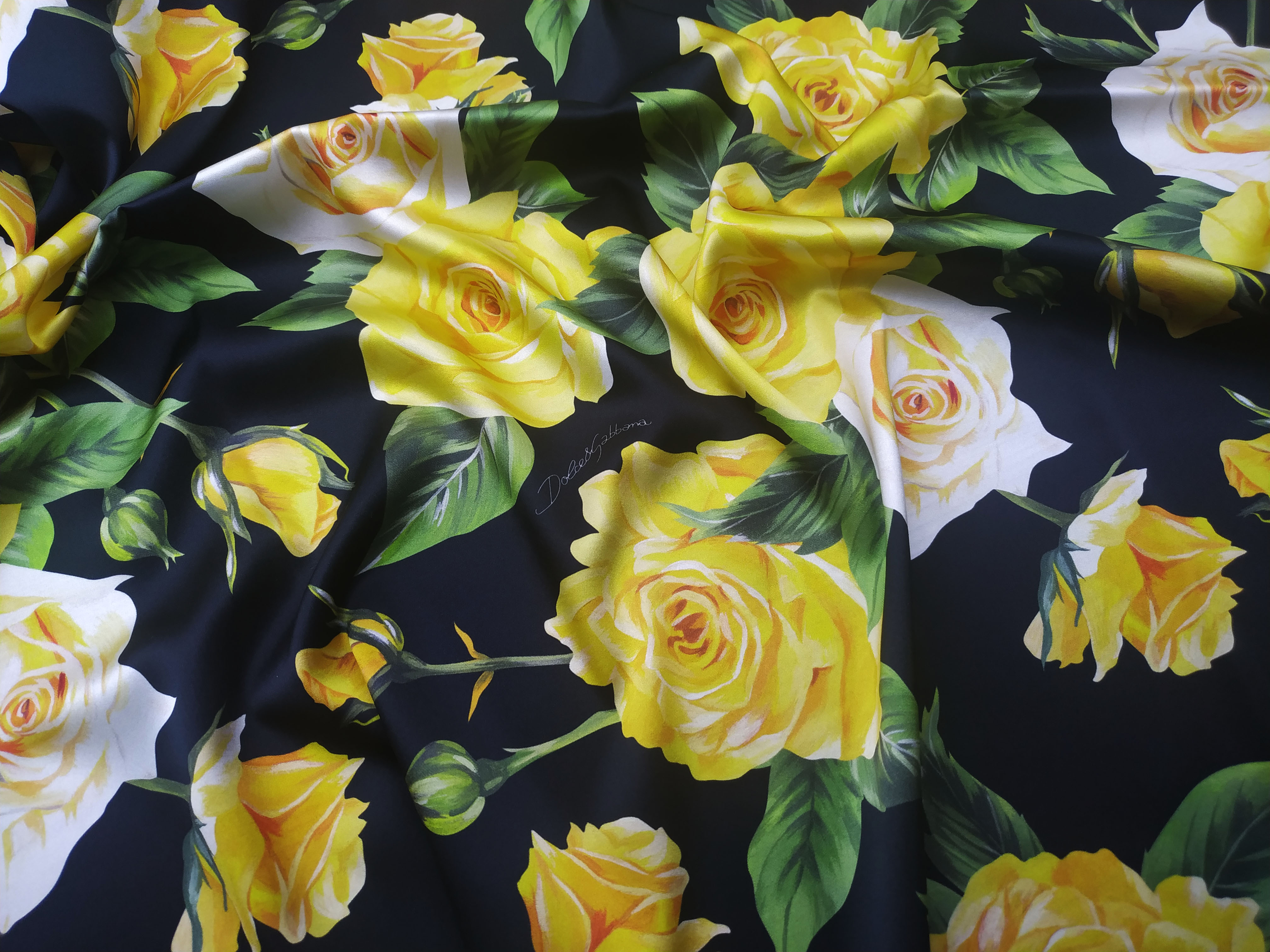 Ткань шелк черный с желтыми розами 3