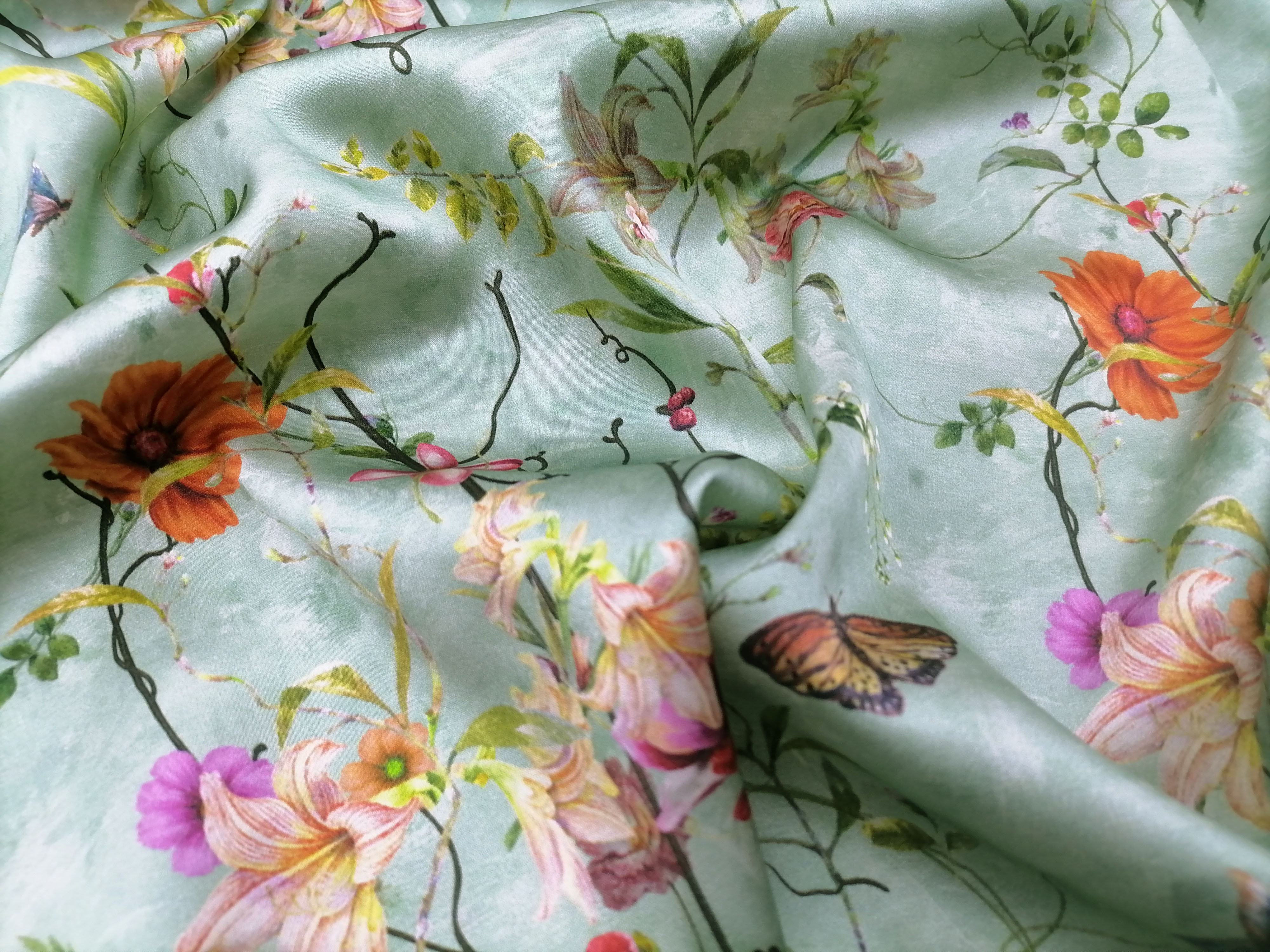 Ткань шелк мятного цвета с цветами и бабочками 2