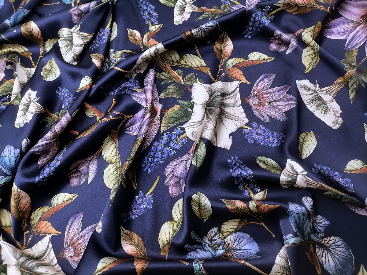 Ткань Шелк атласный синий с бело-фиолетовыми цветами 3